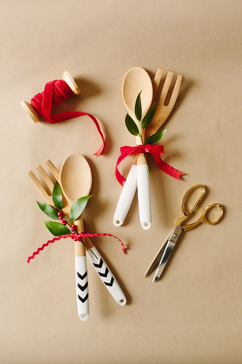 wooden spoons, painted utensils, paint dipped utensils, IKEA hack, DIY, neighbor gifts, crafts for Christmas,