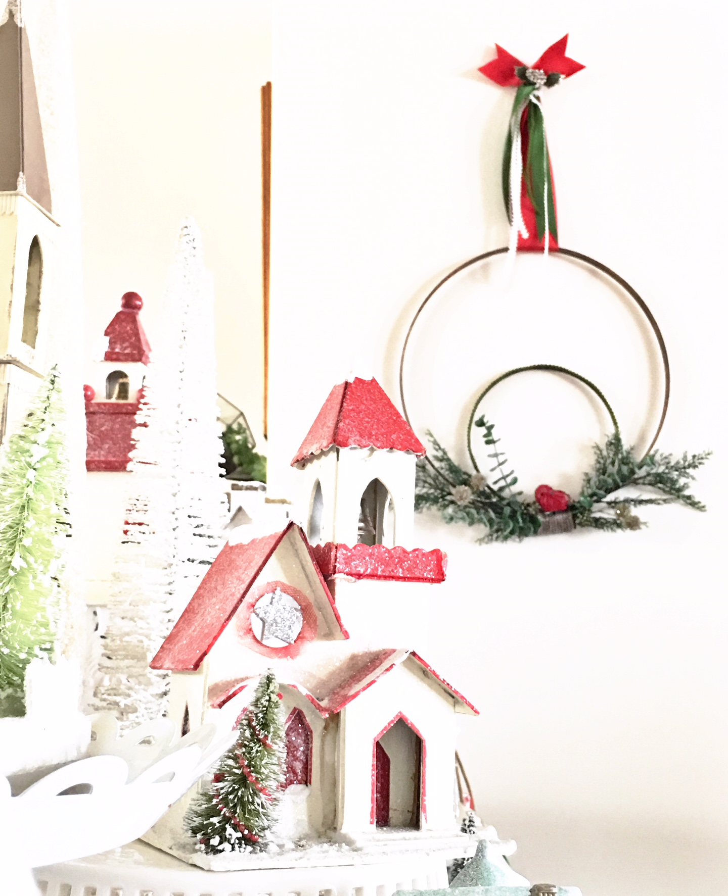 modern wooden wreath, hoop wreath, studio 5 Christmas wreath, DIY, tutorial, Christmas wreath tutorial, DIY Christmas wreath, wooden wreath, natural wreath, simple winter decor,